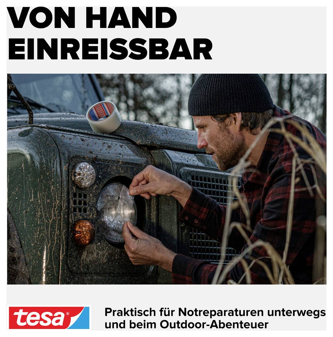 Mann repariert Scheinwerfer eines Geländewagens mit Klebeband; Text: 'Von Hand einreissbar', bewirbt Outdoor-Einsatz des Produkts.