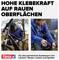 Ein Mann repariert mit Klebeband ein Fahrrad und einen Rucksack neben einem Gewässer. Text: 'Hohe Klebkraft auf rauen Oberflächen'.