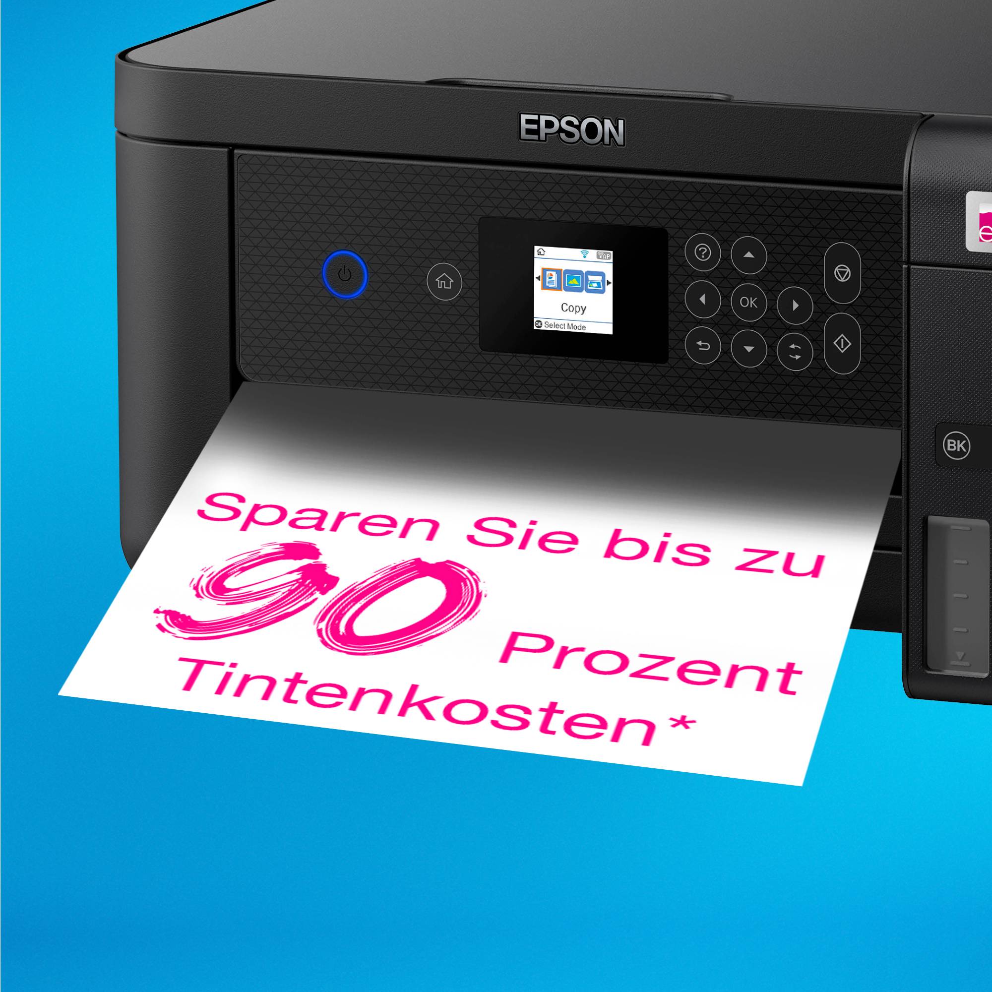 Ein Drucker gibt ein Papier mit dem Text 'Sparen Sie bis zu 90 Prozent Tintenkosten' aus. Im Hintergrund ist der Herstellername sichtbar.