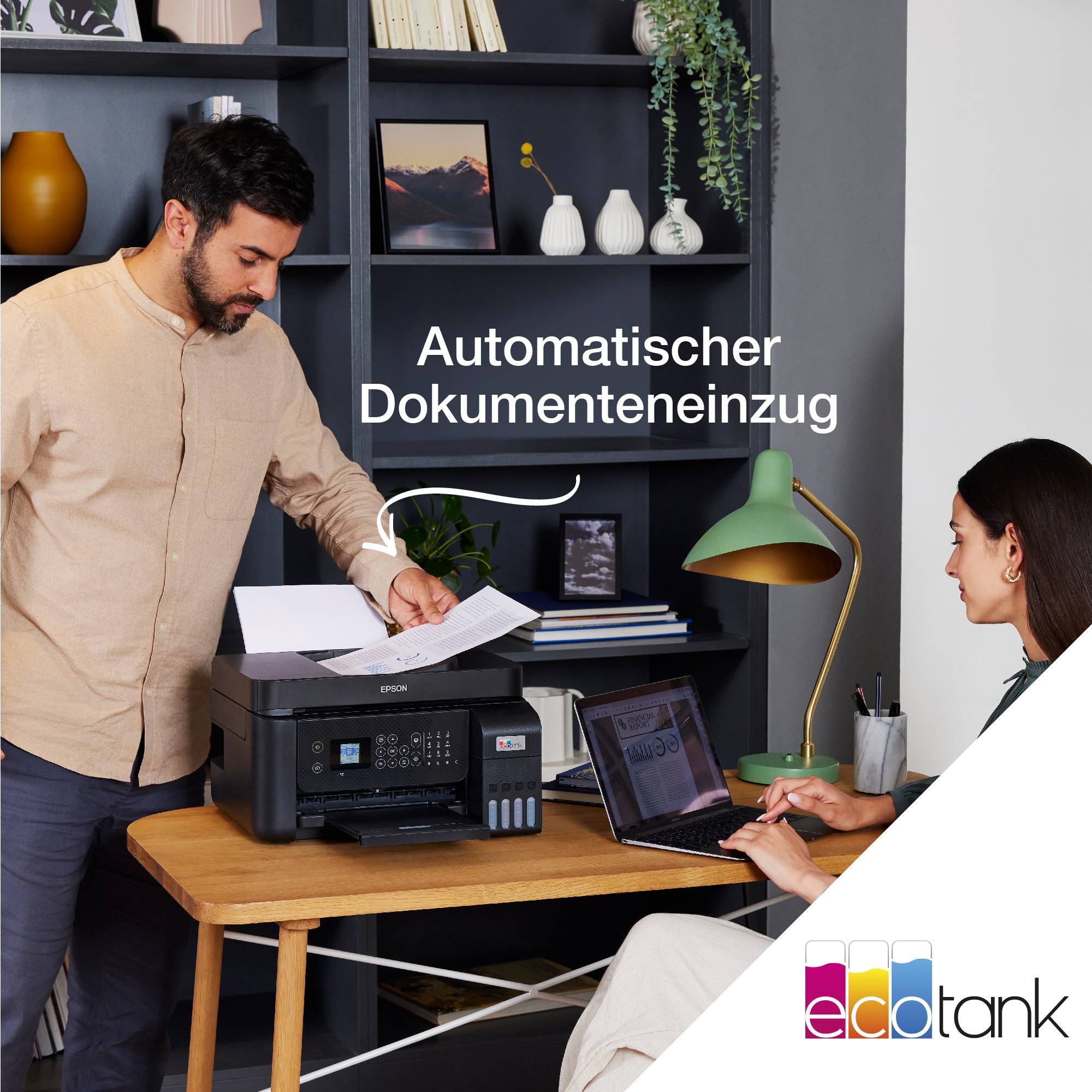 Eine Person scannt Dokumente mit einem Drucker, während eine andere Person am Laptop sitzt. Text auf dem Bild: 'Automatischer Dokumenteneinzug'.