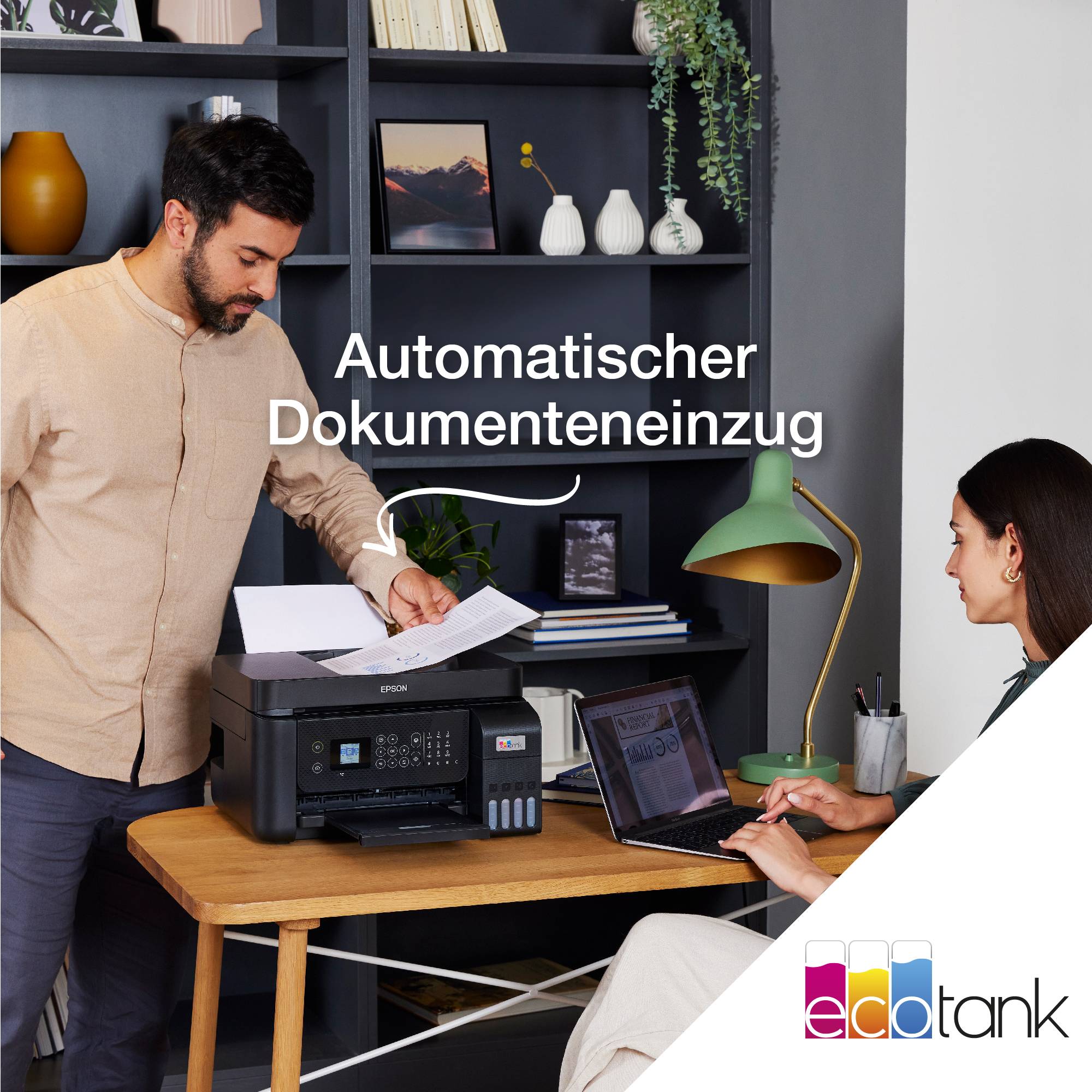 Ein Mann benutzt einen Drucker mit 'Automatischer Dokumenteneinzug'. Eine Frau sitzt am Schreibtisch mit Laptop. Logo in der Ecke.