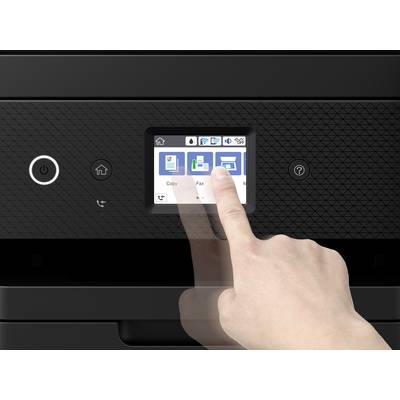 Finger berührt einen Bildschirm auf einem Drucker zur Auswahl der 'Copy'-Funktion. Der Bildschirm zeigt Symbole für Kopieren, Faxen und Scannen.