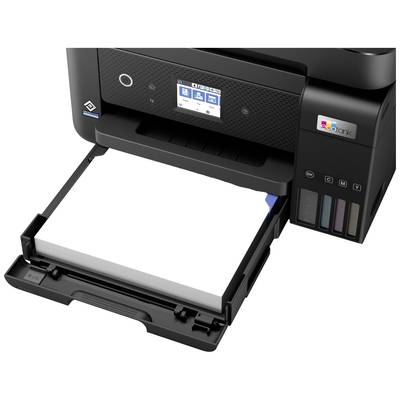 Ein Drucker mit geöffneter Papierkassette, gefüllt mit weißem Papier. Rechts sind Tintentanks zu sehen, die den Füllstand anzeigen.