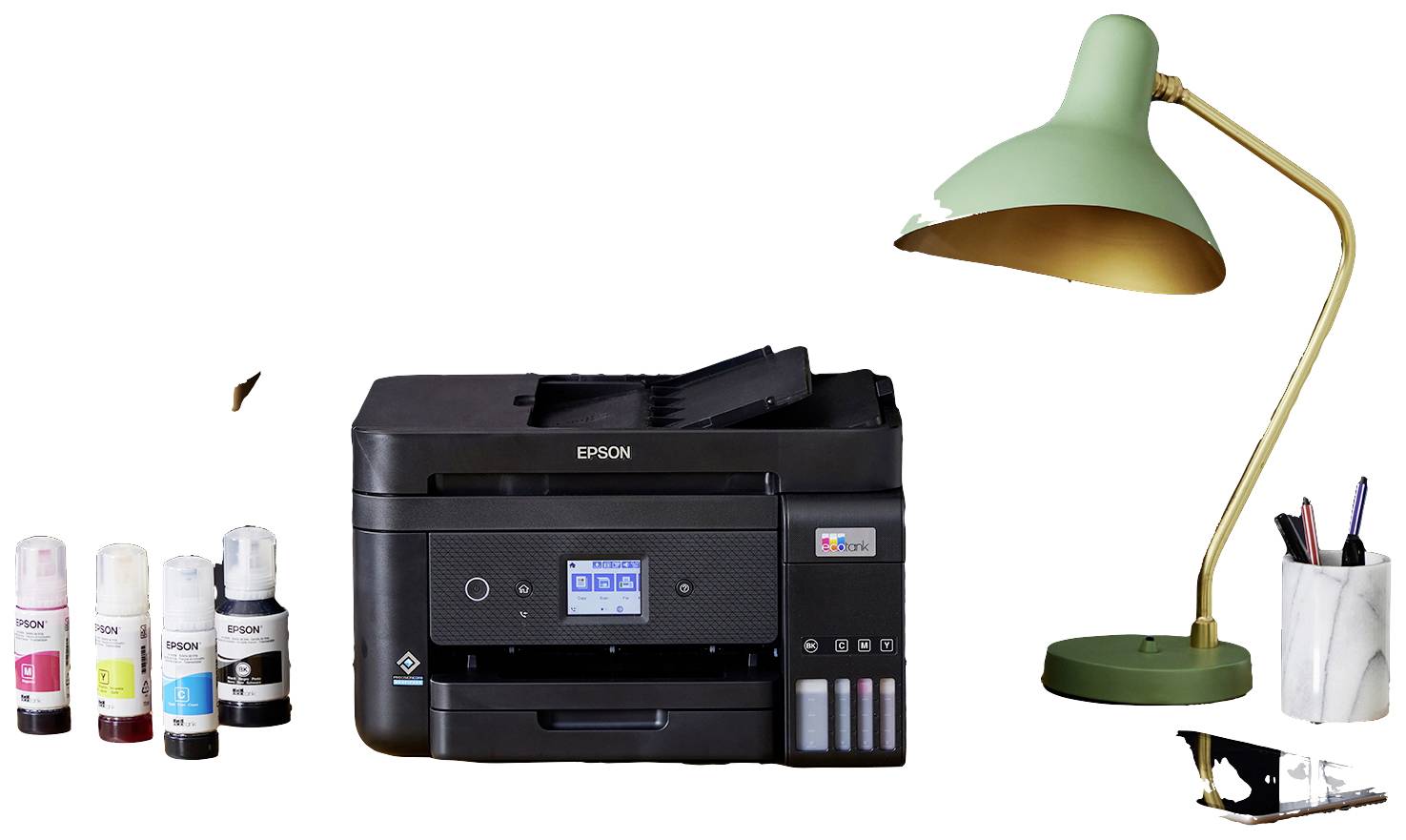 Ein Schreibtisch mit einem Drucker, daneben Tintenflaschen in verschiedenen Farben. Rechts steht eine grüne Schreibtischlampe.