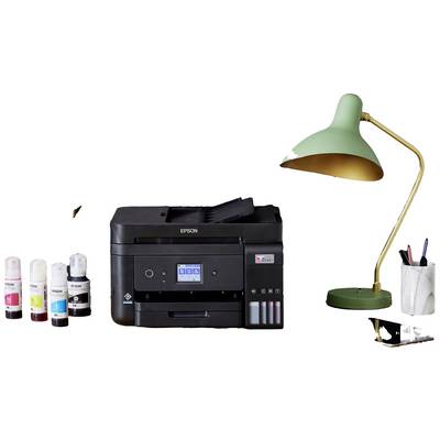 Ein Schreibtisch mit einem Drucker, daneben Tintenflaschen in verschiedenen Farben. Rechts steht eine grüne Schreibtischlampe.