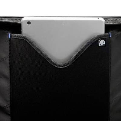 Eine Tablet-Hülle zeigt ein Tablet, das teilweise in einer gepolsterten Tasche steckt, schützt es und sorgt für sicheren Transport.