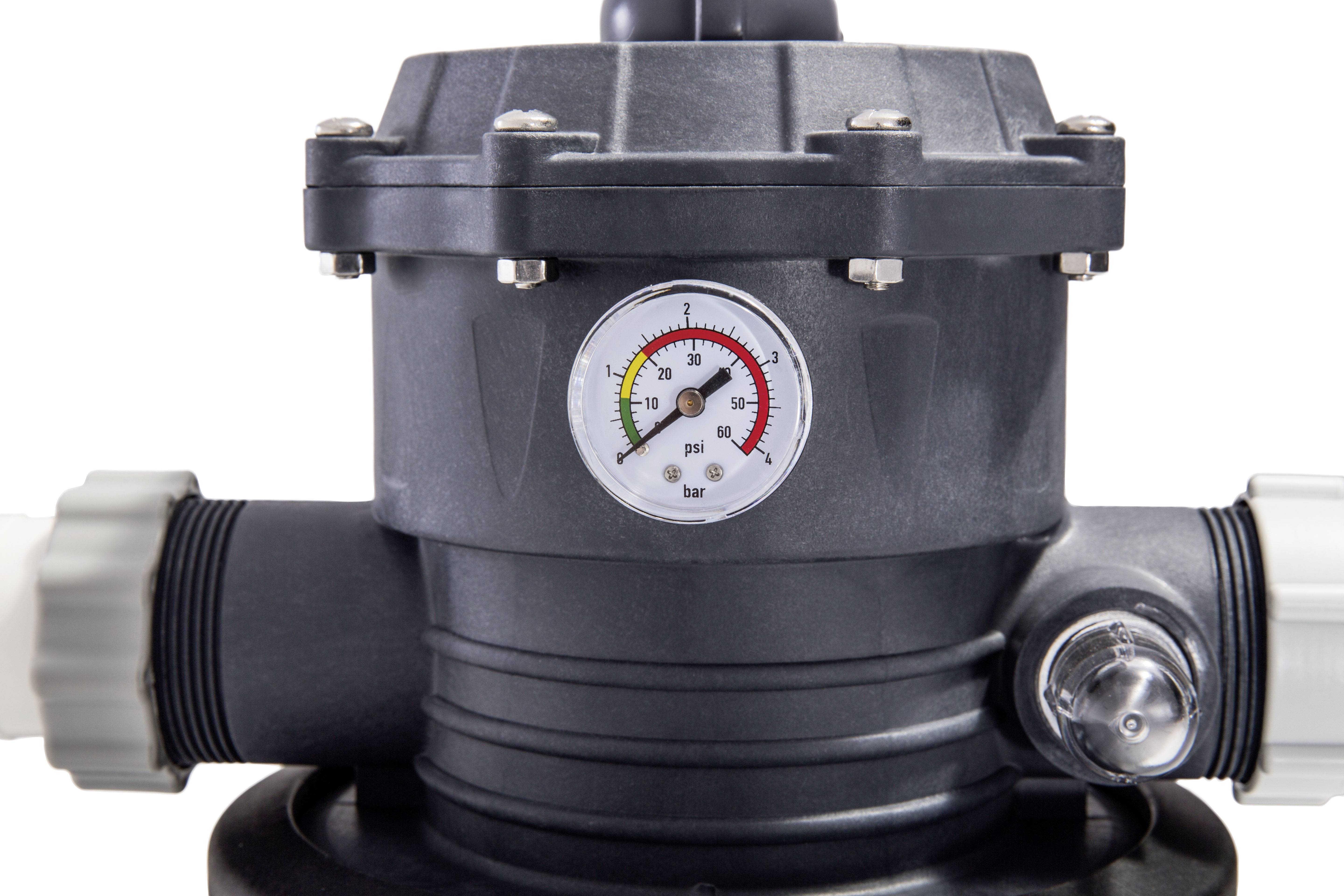 Schwarz-graues Pumpengehäuse mit Manometer; Anzeige zeigt ca. 2,5 bar; zwei seitliche Anschlüsse; industrielles Design.