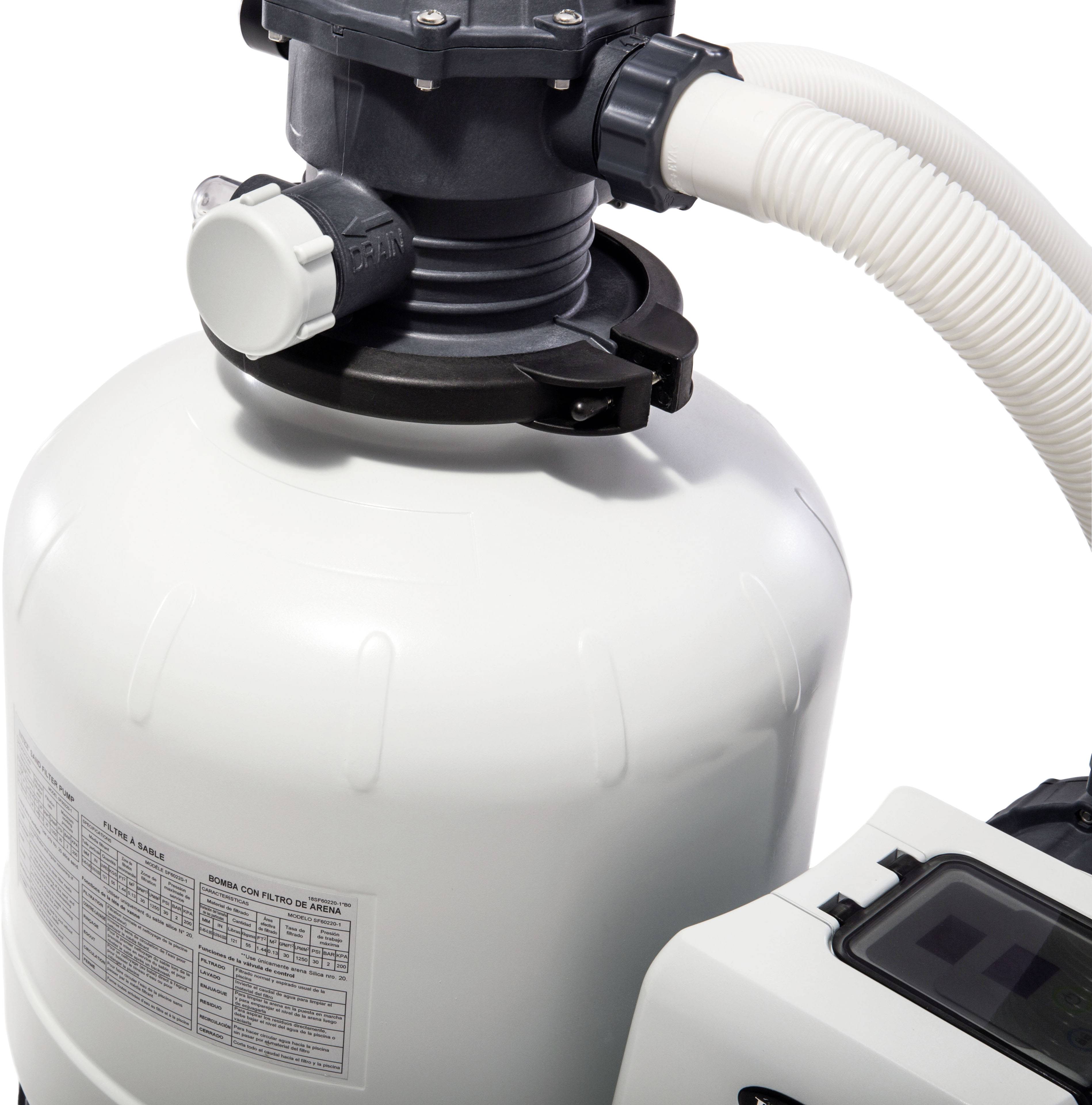Ein weißer Sandfilter mit schwarzer Kappe und Schläuchen, verwendet zur Wasserreinigung in Pools.