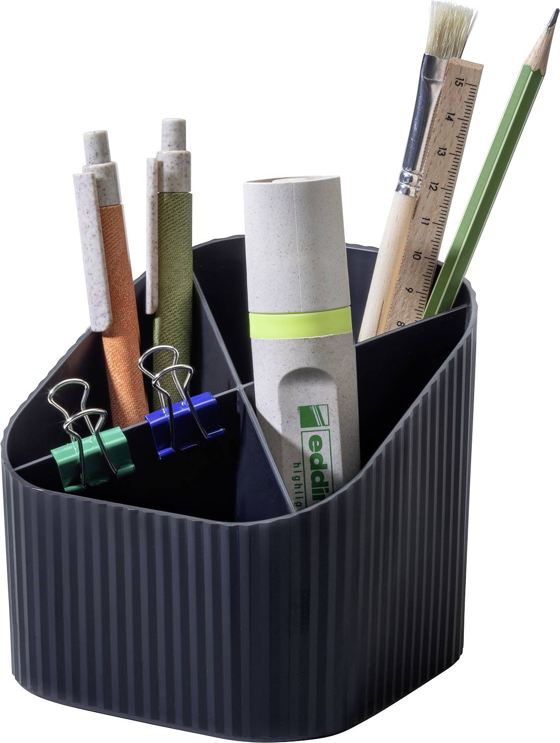 Ein Stiftehalter mit Stiften, Lineal, Kleber und Büroklammern. Organisiert Büromaterialien auf einem Schreibtisch.