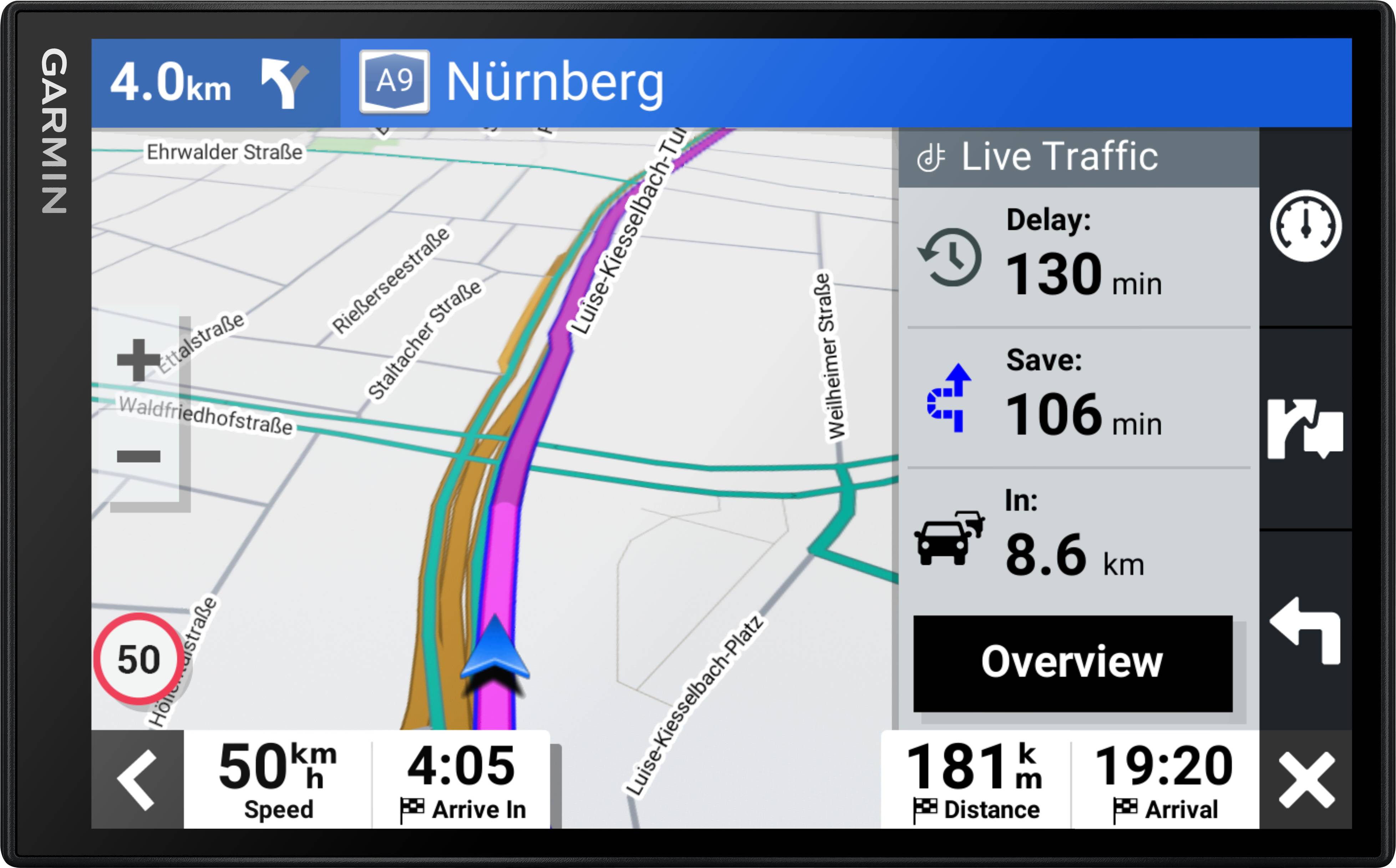 Navigationsgerät zeigt Route nach Nürnberg. Entfernung 4 km, aktuelle Geschwindigkeit 50 km/h, Ankunft in 4 Minuten. Verkehrsinfos aktiv.