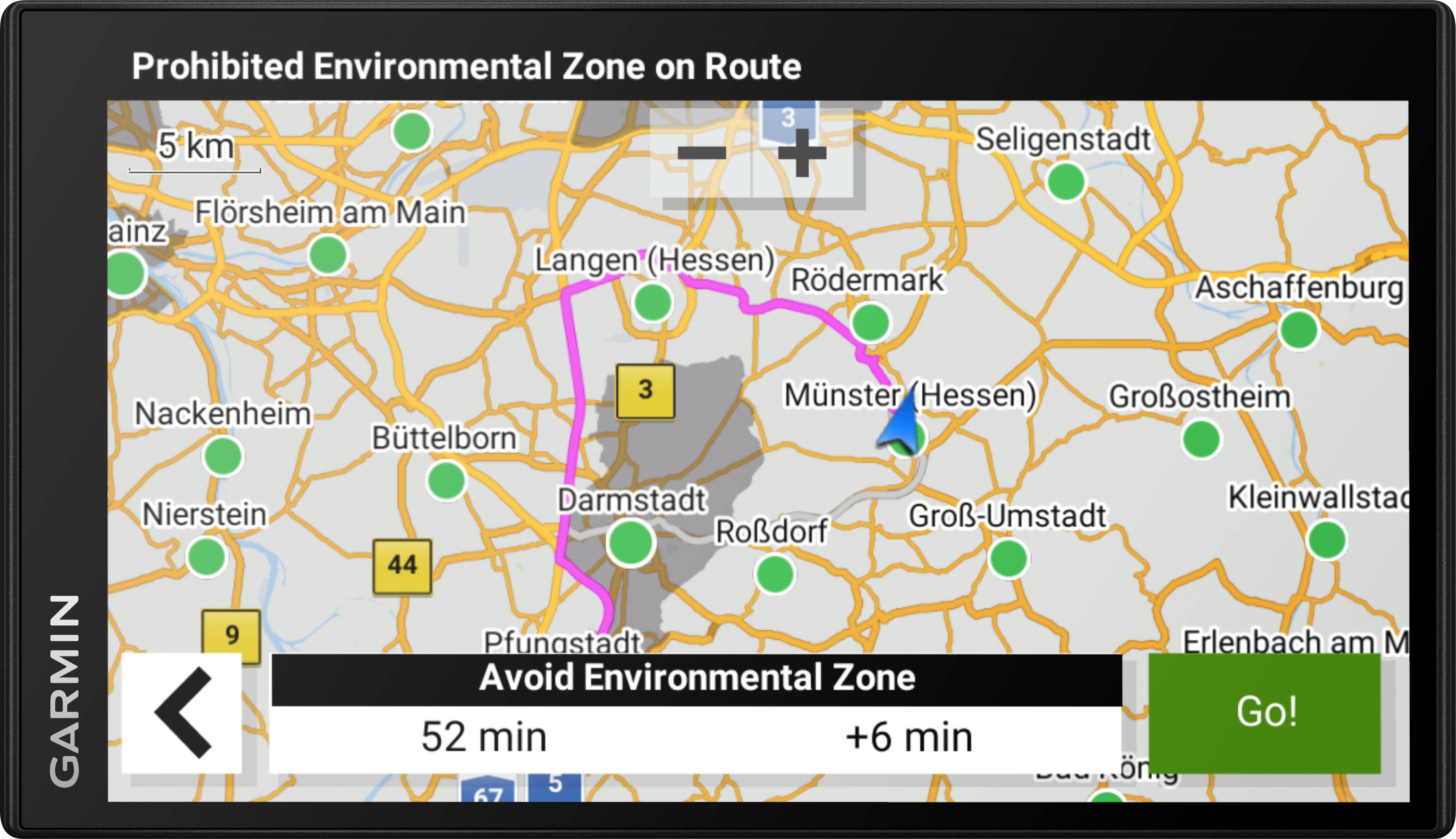 Navigationsgerät zeigt Straßenkarte in Hessen mit markierten Umweltzonen und Autobahnen. Eine Route umgeht eine verbotene Umweltzone.