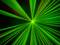 Grüne und rote Laserstrahlen formen ein strahlenförmiges Muster auf einem dunklen Hintergrund, das an ein futuristisches Lichtdesign erinnert.