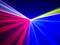 Bunte Lichtstrahlen in Rot, Blau und Grün strahlen von einem zentralen Punkt aus auf dunklem Hintergrund.