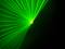 Grüne Laserstrahlen strahlen von einem zentralen Punkt in verschiedenen Richtungen aus und schaffen ein visuelles Muster im Dunkeln.