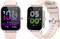 Zwei Smartwatches mit rosa Armbändern zeigen bunte Digitalanzeigen mit Uhrzeit, Datum, Schrittzahl und Herzfrequenz.