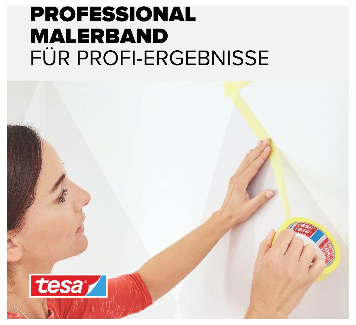 Eine Frau klebt mit gelbem Malerband einen Streifen auf die Wand. Text: 'Professional Malerband für Profi-Ergebnisse'. Markenlogo: 'tesa'.