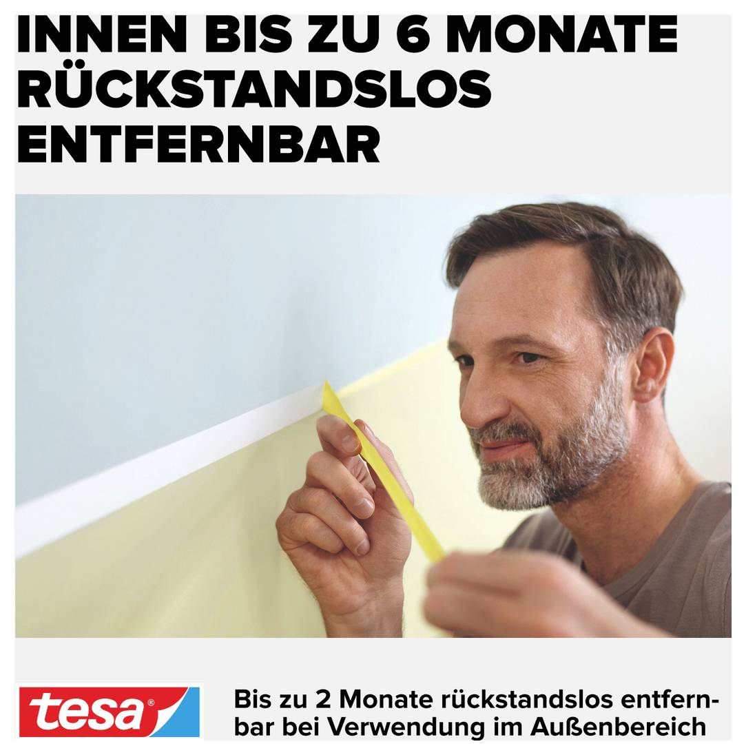 'Mann verwendet gelbes Klebeband an einer Wand. Text oben: "Innen bis zu 6 Monate rückstandslos entfernbar". Marke: tesa.'