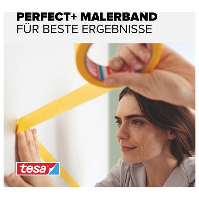 Person hält gelbes Malerband und klebt es an eine weiße Wand, mit dem Text 'PERFECT+ MALERBAND FÜR BESTE ERGEBNISSE'.