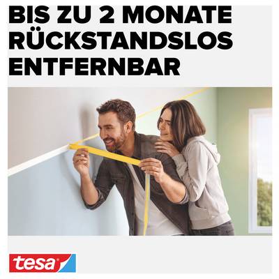 Ein lächelndes Paar entfernt vorsichtig gelbes Klebeband von einer Wand. Text: 'Bis zu 2 Monate rückstandslos entfernbar'. Tesa-Logo unten links.