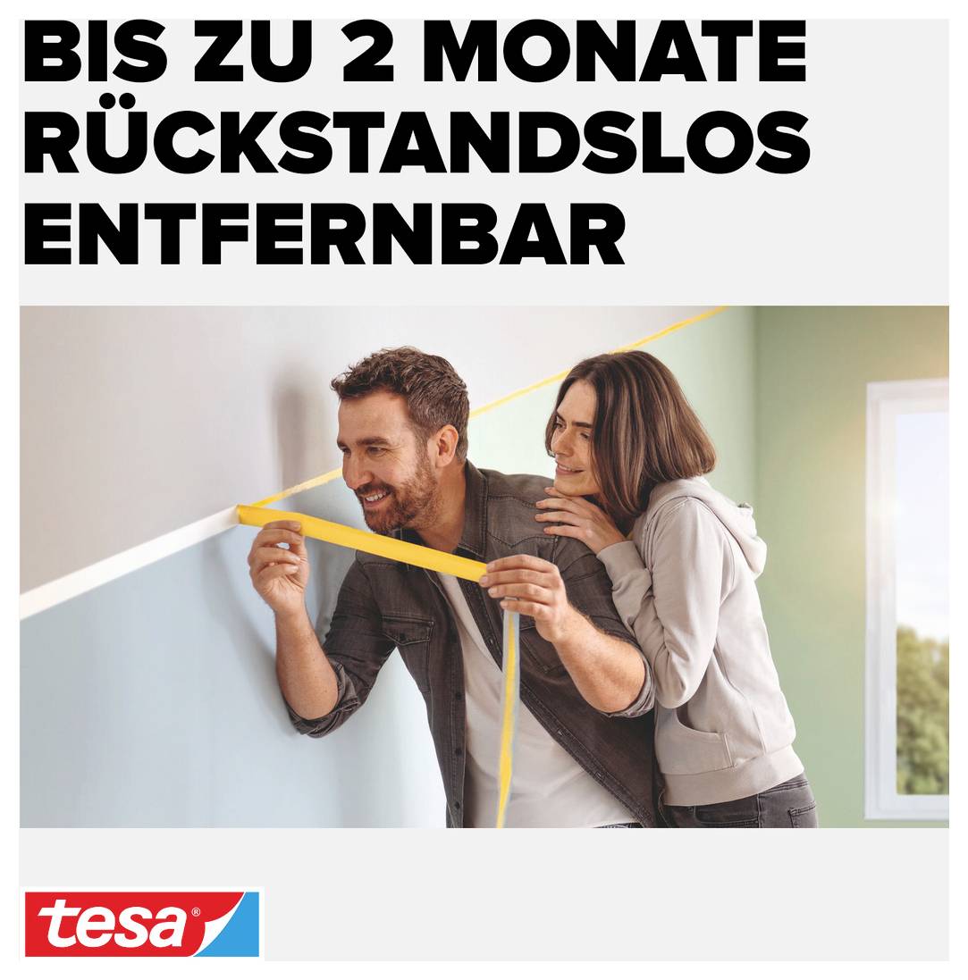 Ein Mann klebt gelbes Klebeband an die Wand, während eine Frau zusieht. Text: 'Bis zu 2 Monate rückstandslos entfernbar'. Markenlogo unten.
