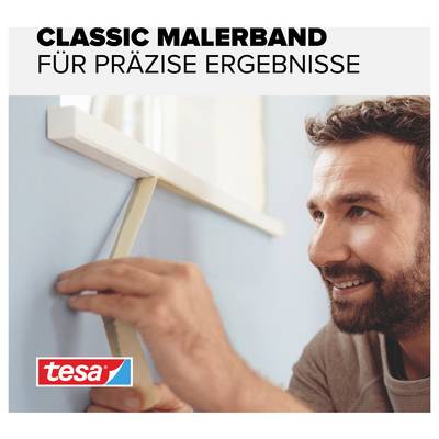 Mann klebt ein Stück Abdeckband entlang einer Wandkante. Text: 'Classic Malerband für präzise Ergebnisse'.
