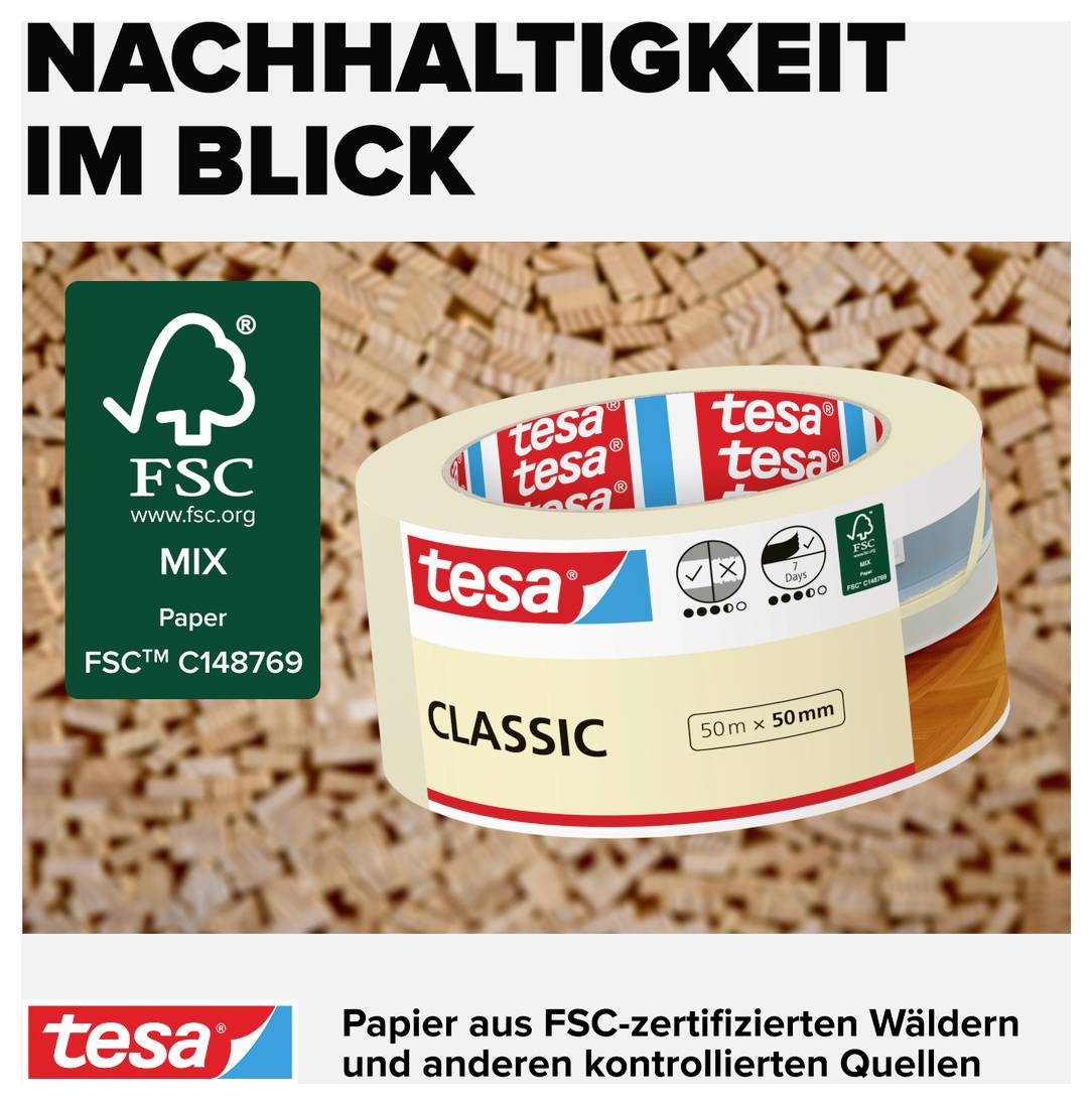 Tesa-Klebeband vor einem Hintergrund mit Holzstücken. Der Text 'Nachhaltigkeit im Blick' und FSC-Logo sind sichtbar.