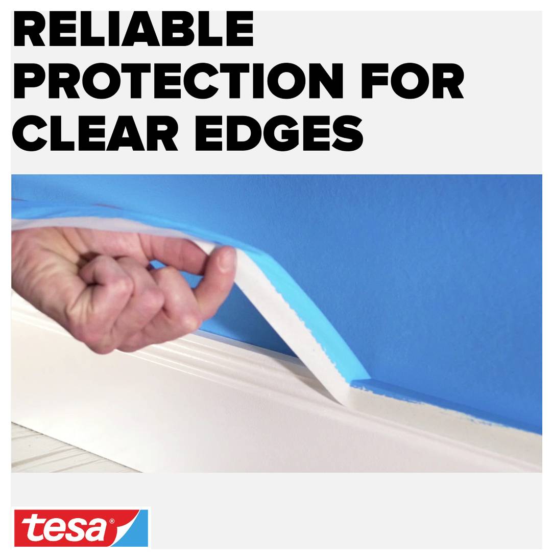 Eine Hand zieht Klebeband von einer blau gestrichenen Wand. Text oben: 'Reliable protection for clear edges'. Markenlogo unten.
