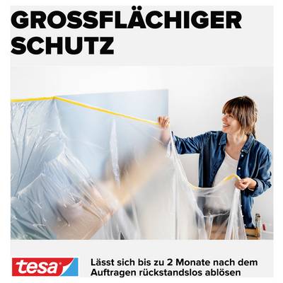 Eine Person befestigt eine Abdeckfolie mit Klebeband an einer Wand. Der Text lautet 'Großflächiger Schutz'.