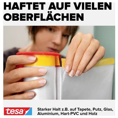 'Eine Person befestigt Klebeband auf einer Oberfläche. Text: Haftet auf vielen Oberflächen. Starker Halt z.B. auf Tapete, Putz, Glas.'