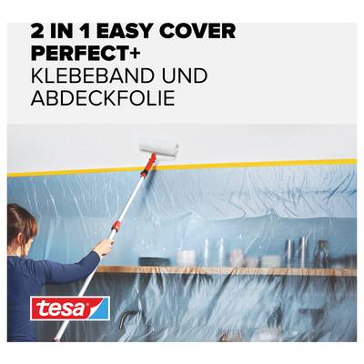 Eine Person verwendet einen Farbroller an einer Wand. Im Hintergrund sind Möbel mit Abdeckfolie geschützt. Text: '2 in 1 Easy Cover Perfect+, Klebeband und Abdeckfolie'.