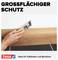 Eine Hand streicht mit einem Pinsel weiße Farbe über eine Kante, geschützt durch Malerkrepp. Überschrift: 'GROSSFLÄCHIGER SCHUTZ'. Markenlogo 'tesa' unten.