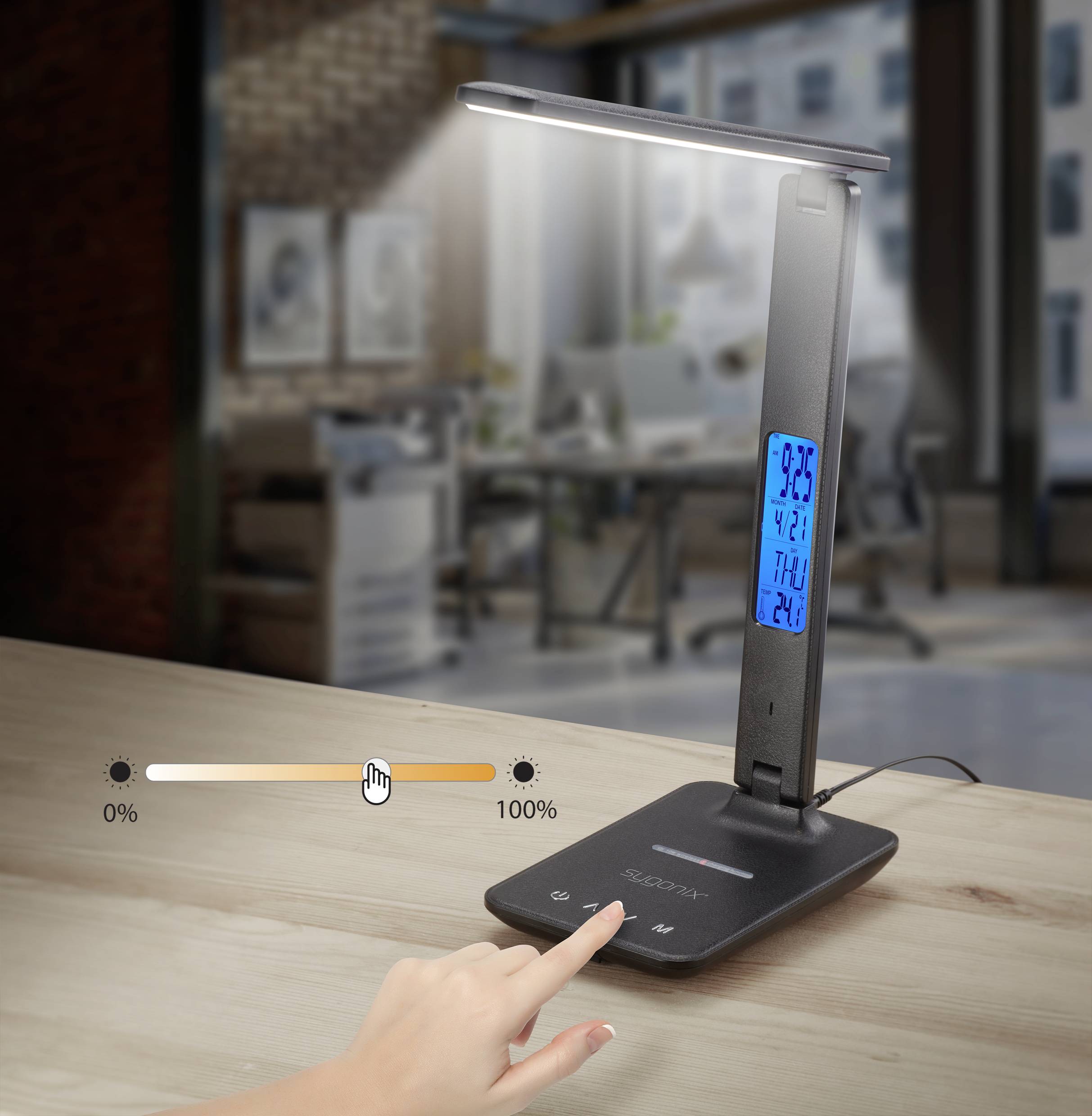 Eine Schreibtischlampe mit blauem Display zeigt Temperatur, Datum und Uhrzeit an. Der Dimmerregler wird mit einem Finger bedient.