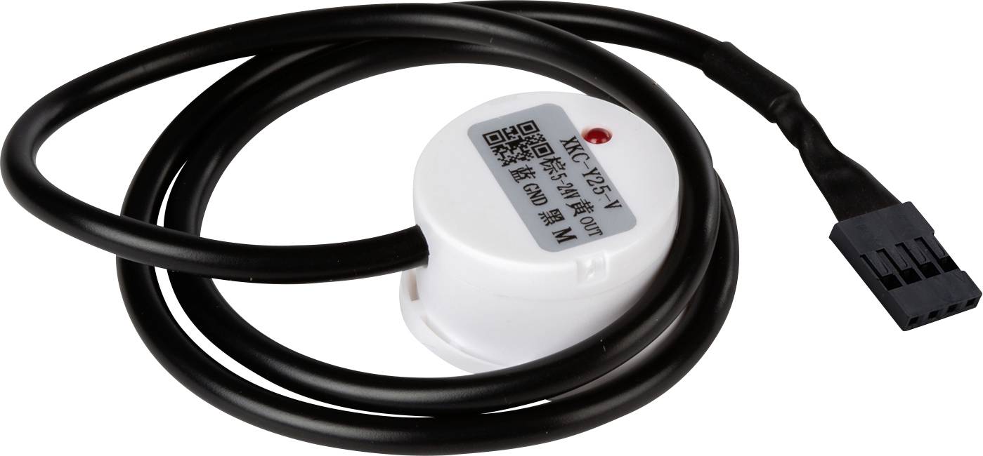 'Ein weißer elektrischer Sensor mit schwarzem Kabel und Stecker. Das Etikett auf dem Sensor zeigt technische Spezifikationen.'