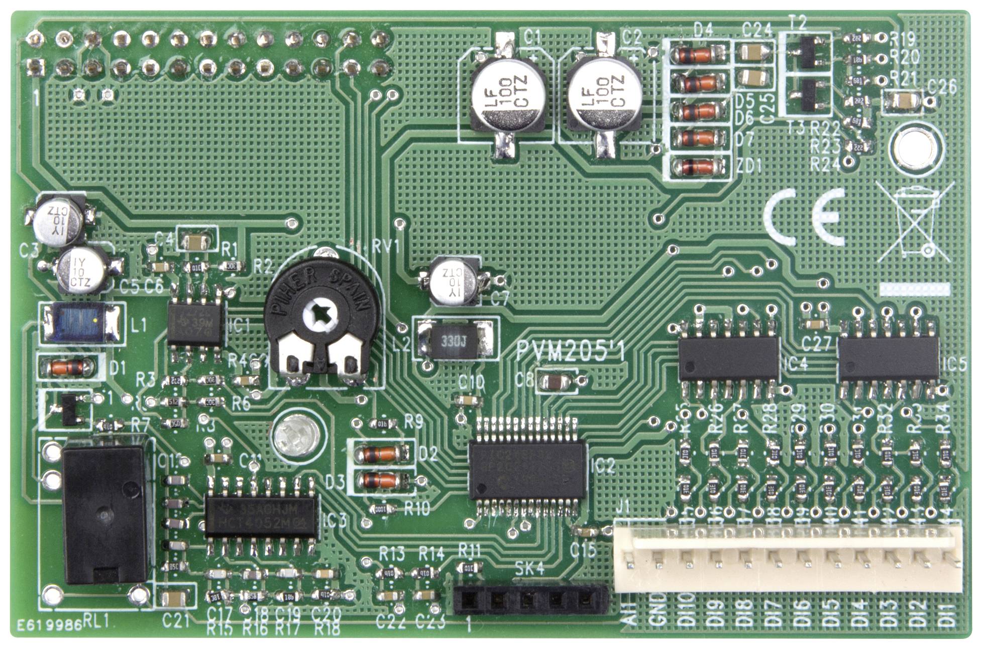 'Grüne elektronische Leiterplatte voller Bauteile, darunter Widerstände, Kondensatoren und Chips, zeigt komplexe Schaltungskonstruktion.'