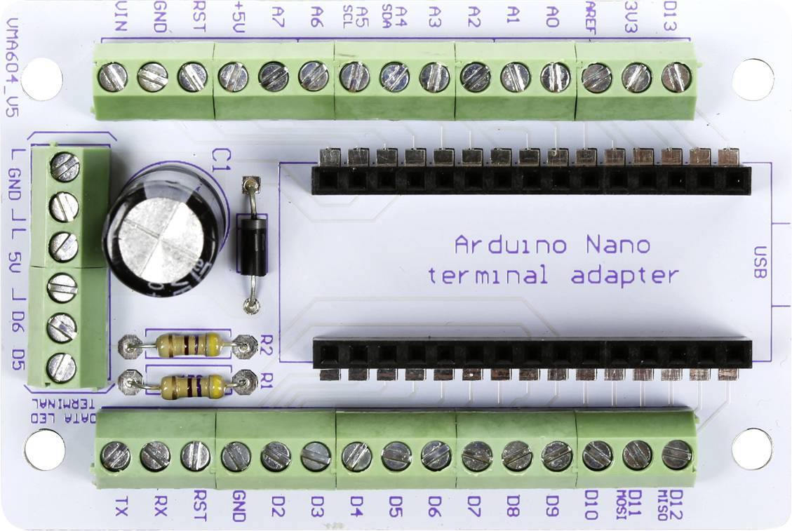 'Platine für Arduino Nano mit grünen Anschlussklemmen, schwarzen Steckleisten und aufgedrucktem Text: Arduino Nano terminal adapter.'