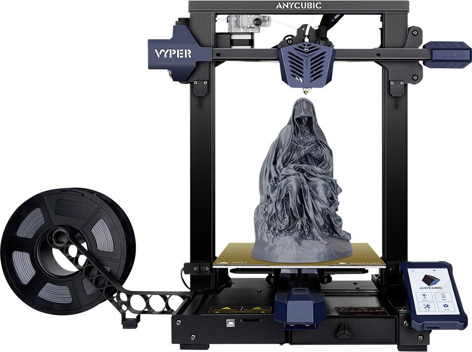 Ein 3D-Drucker mit einer Skulptur auf der Druckplattform. Links eine Filamentrolle, rechts ein Display mit Steuerungselementen.