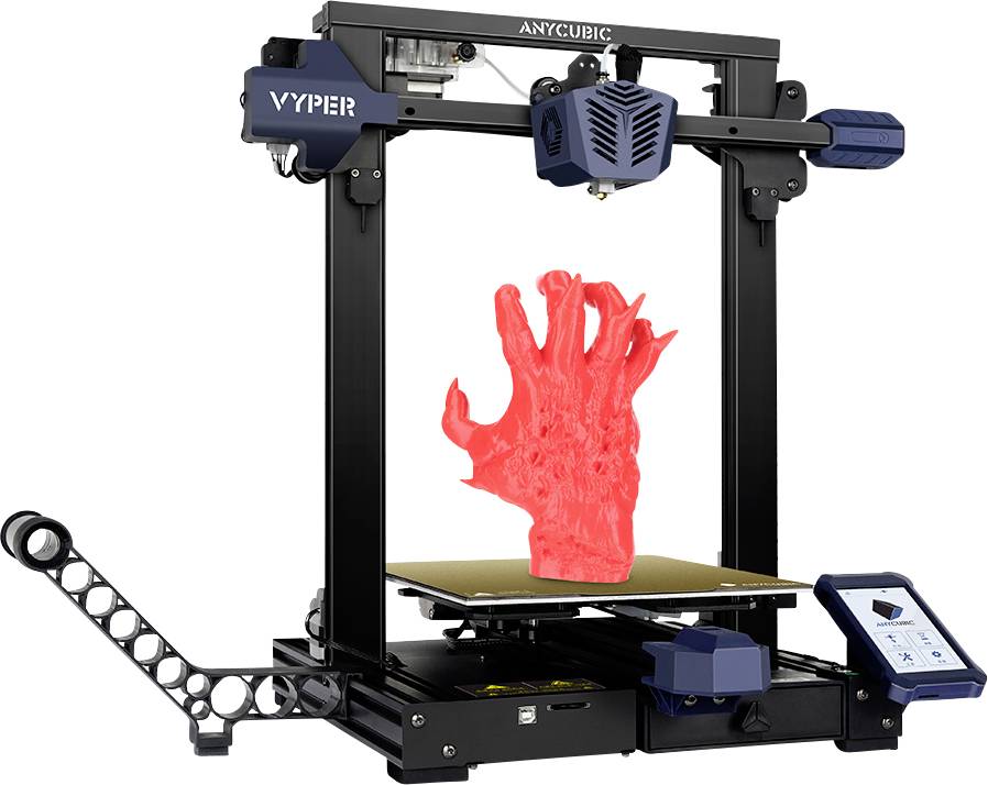 Ein 3D-Drucker druckt ein rotes 3D-Objekt in Form einer Hand. Das Gerät hat ein digitales Touch-Display und eine stabile Rahmenkonstruktion.