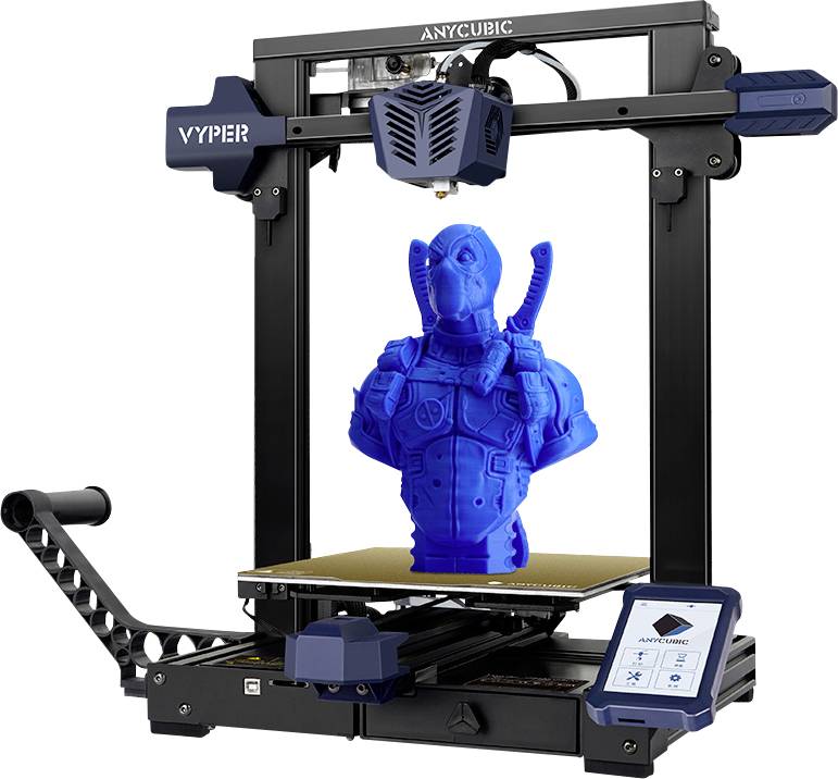 Ein 3D-Drucker druckt eine blaue Figur in Form eines futuristischen Soldaten. Der Drucker zeigt Fortschritt auf einem Bildschirm.