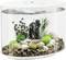 Modernes Aquarium mit dekorativen Pflanzen, Steinen und einer kleinen Skulptur im Inneren. Das Aquarium ist oval geformt und mit Wasser gefüllt.