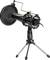 Schwarzes Kondensatormikrofon mit Popfilter und Stativ, ideal für Studioaufnahmen oder Podcasts, auf weißem Hintergrund.