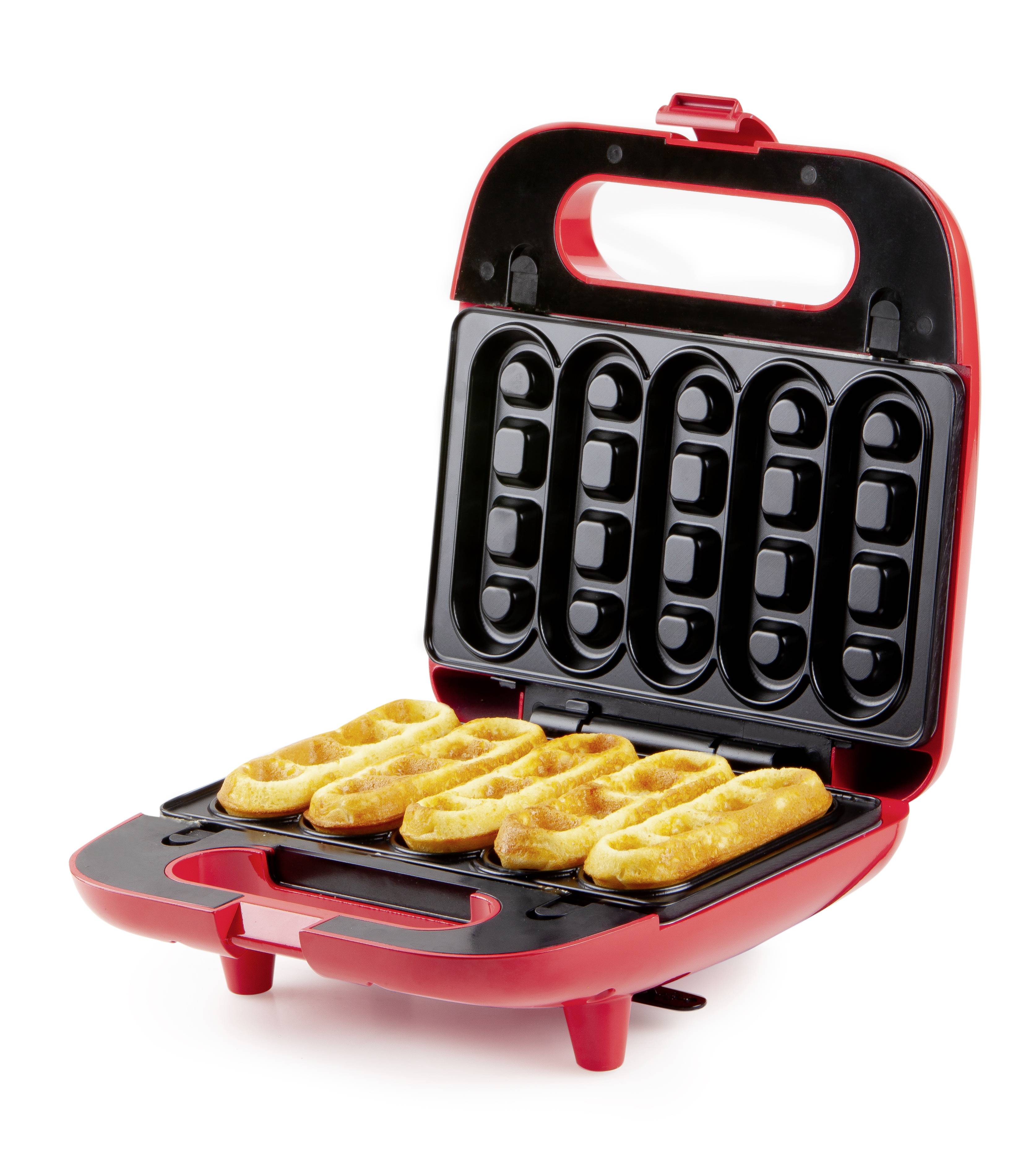 Rotes Waffeleisen mit geöffnetem Deckel, darin sechs gebackene belgische Waffeln in länglicher Form, Gerät auf weißem Hintergrund.