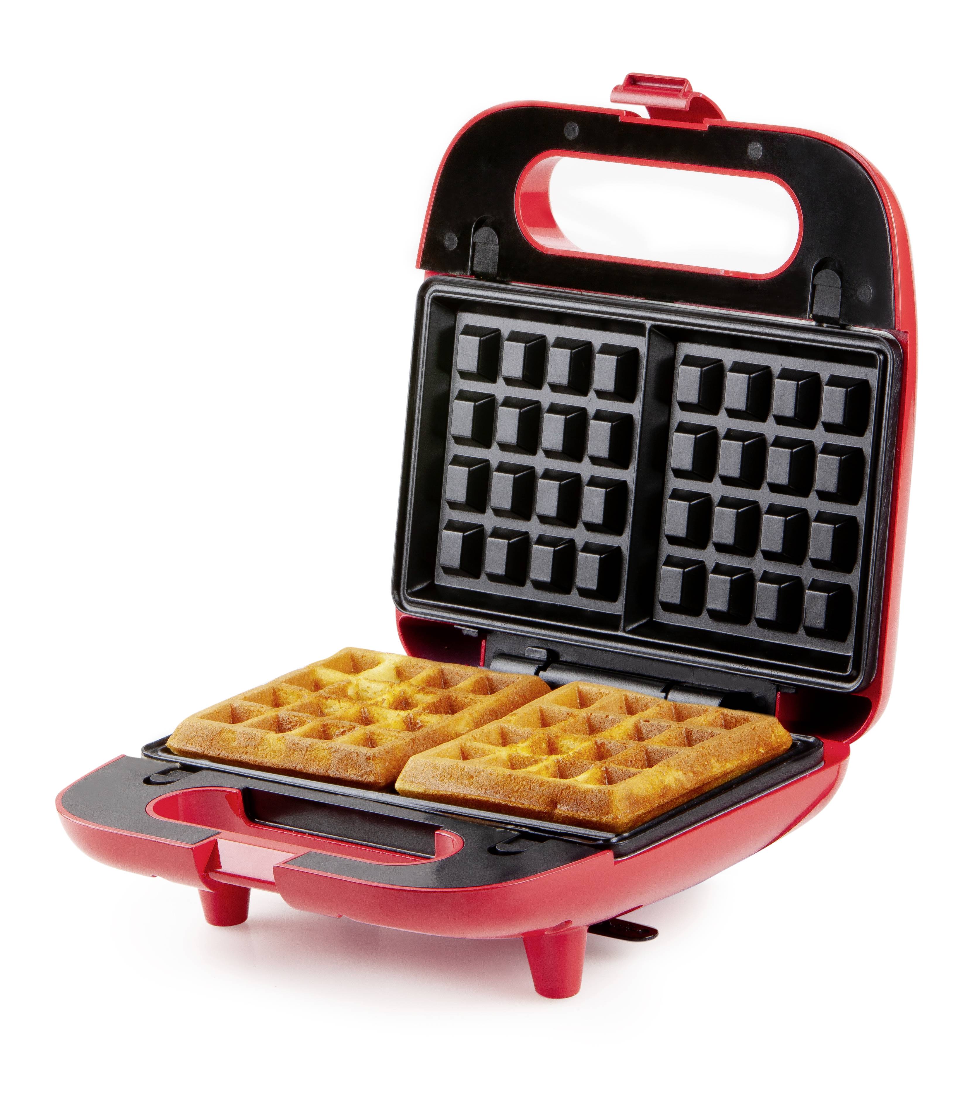 Rotes Waffeleisen mit zwei gebackenen, goldbraunen Waffeln darin. Gerät steht offen, zeigt Innenseite mit Waffelmuster.