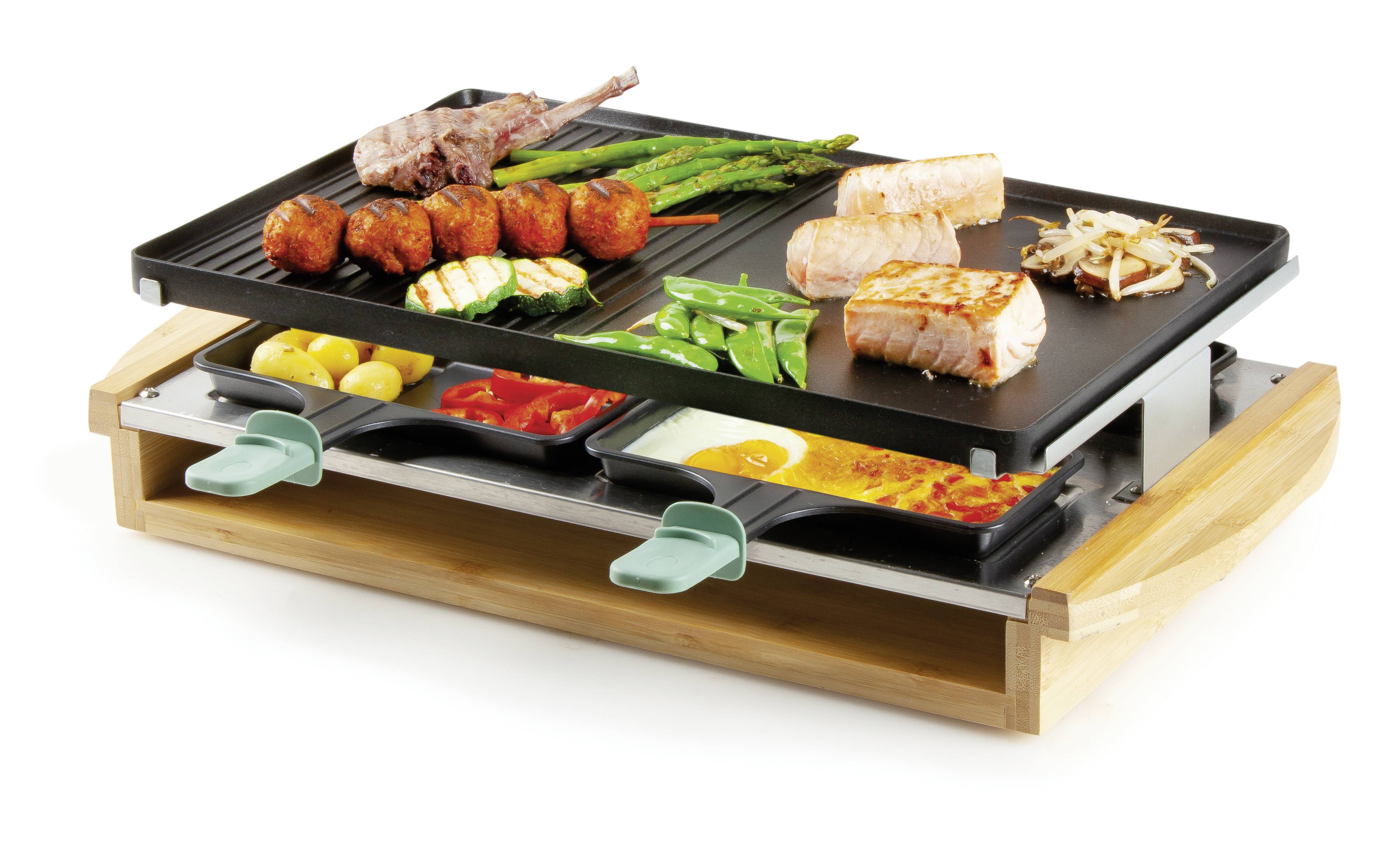 Ein Tischgrill mit verschiedenen Zutaten wie Fleisch, Gemüse und Käse auf der Grillplatte und in Raclette-Pfännchen darunter.
