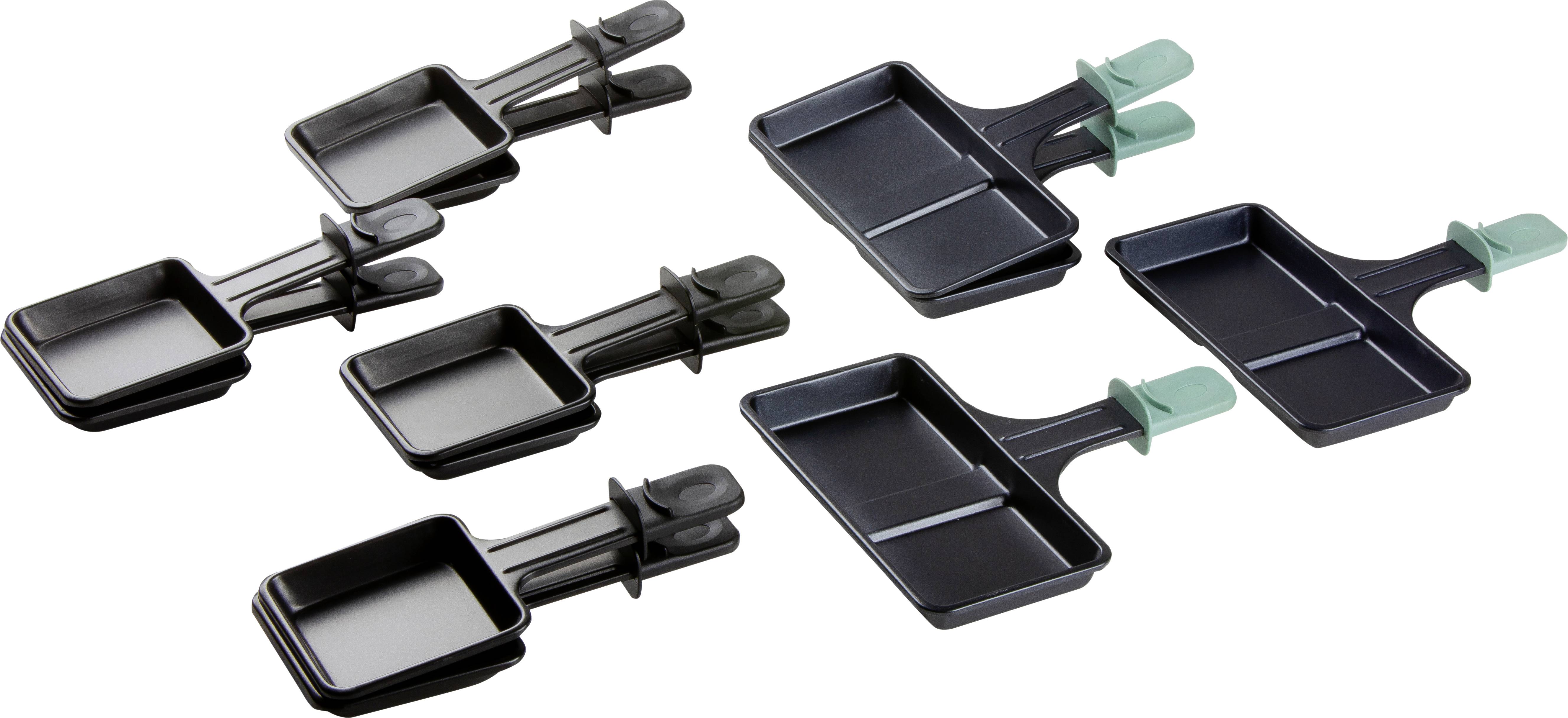 Sechs kleine schwarze Raclette-Pfännchen mit Plastikgriffen, teilweise gestapelt, zwei mit türkisfarbenen Griffen.
