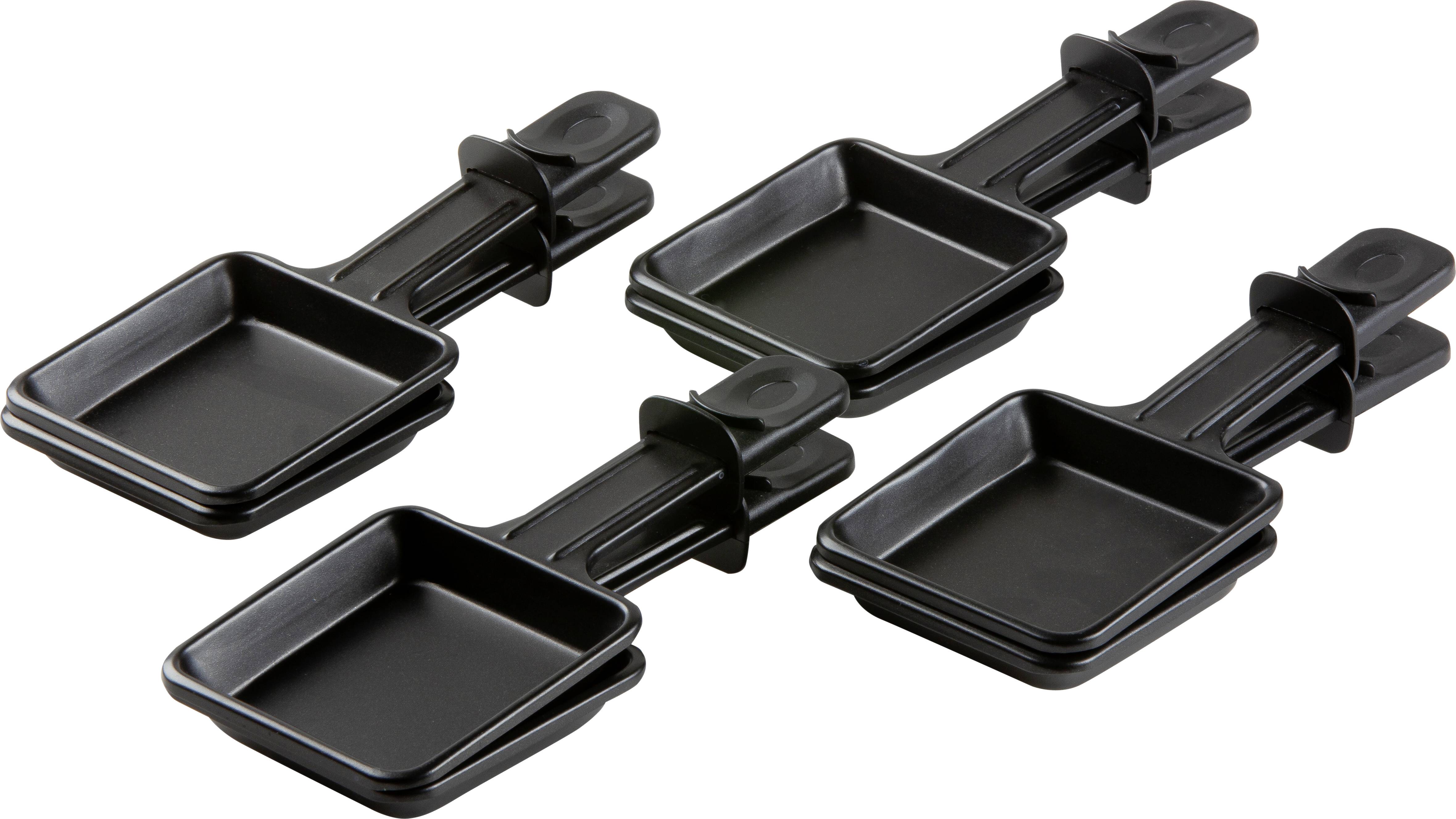 Vier schwarze Raclette-Pfännchen in zwei übereinanderliegenden Reihen.