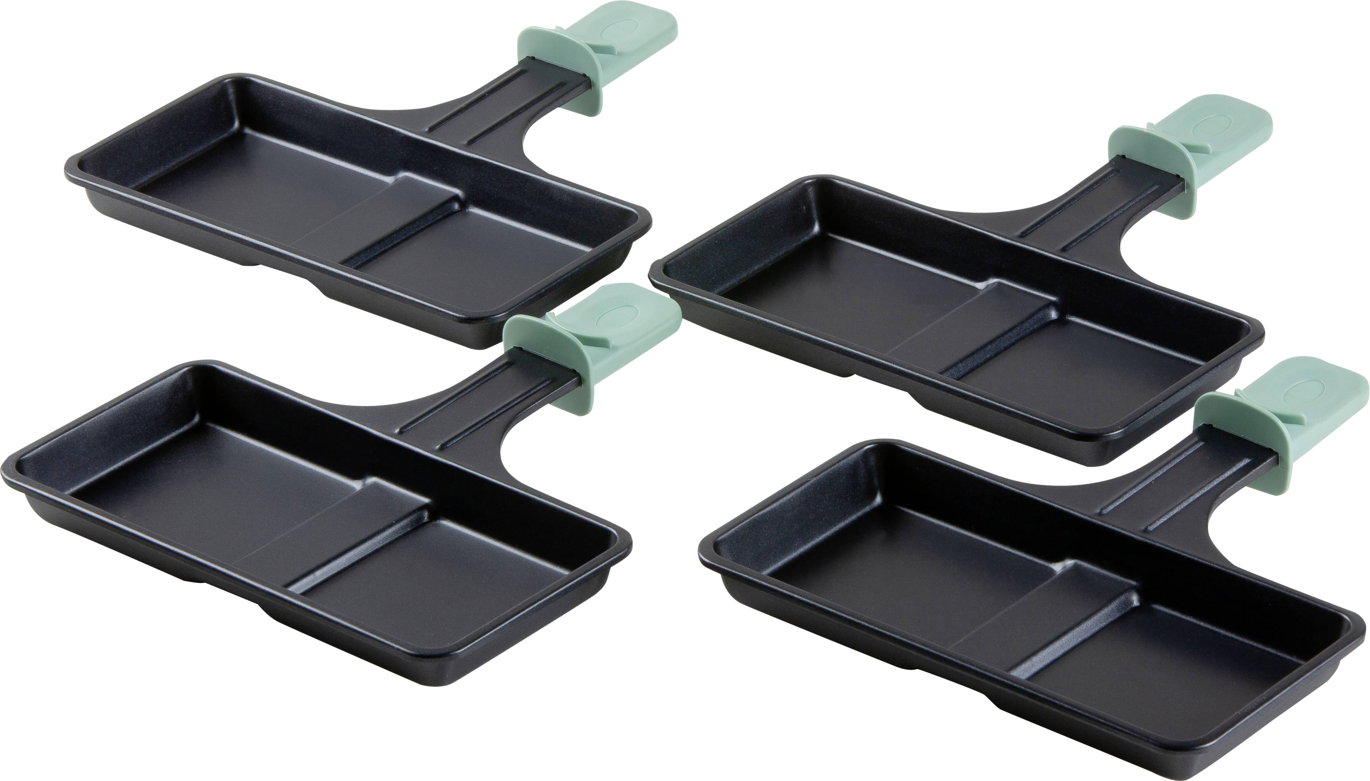 Vier schwarze Raclette-Pfännchen mit grünen Griffen, ideal zum Überbacken von Speisen in einem Raclette-Grill.