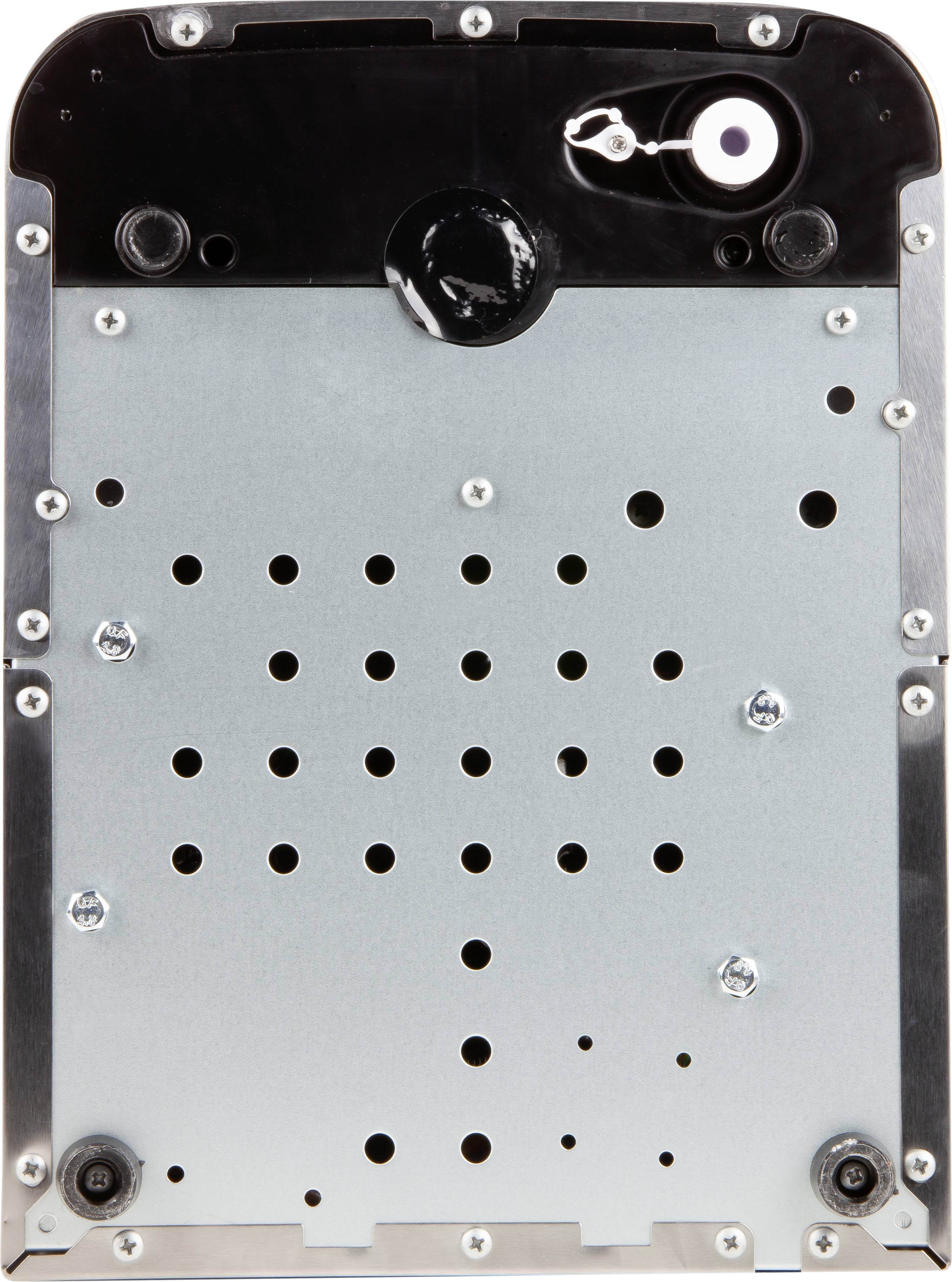 Eine silberne Metallplatte mit mehreren Löchern und sichtbaren Schrauben. Oben sind schwarze Kunststoffabdeckungen zu sehen.