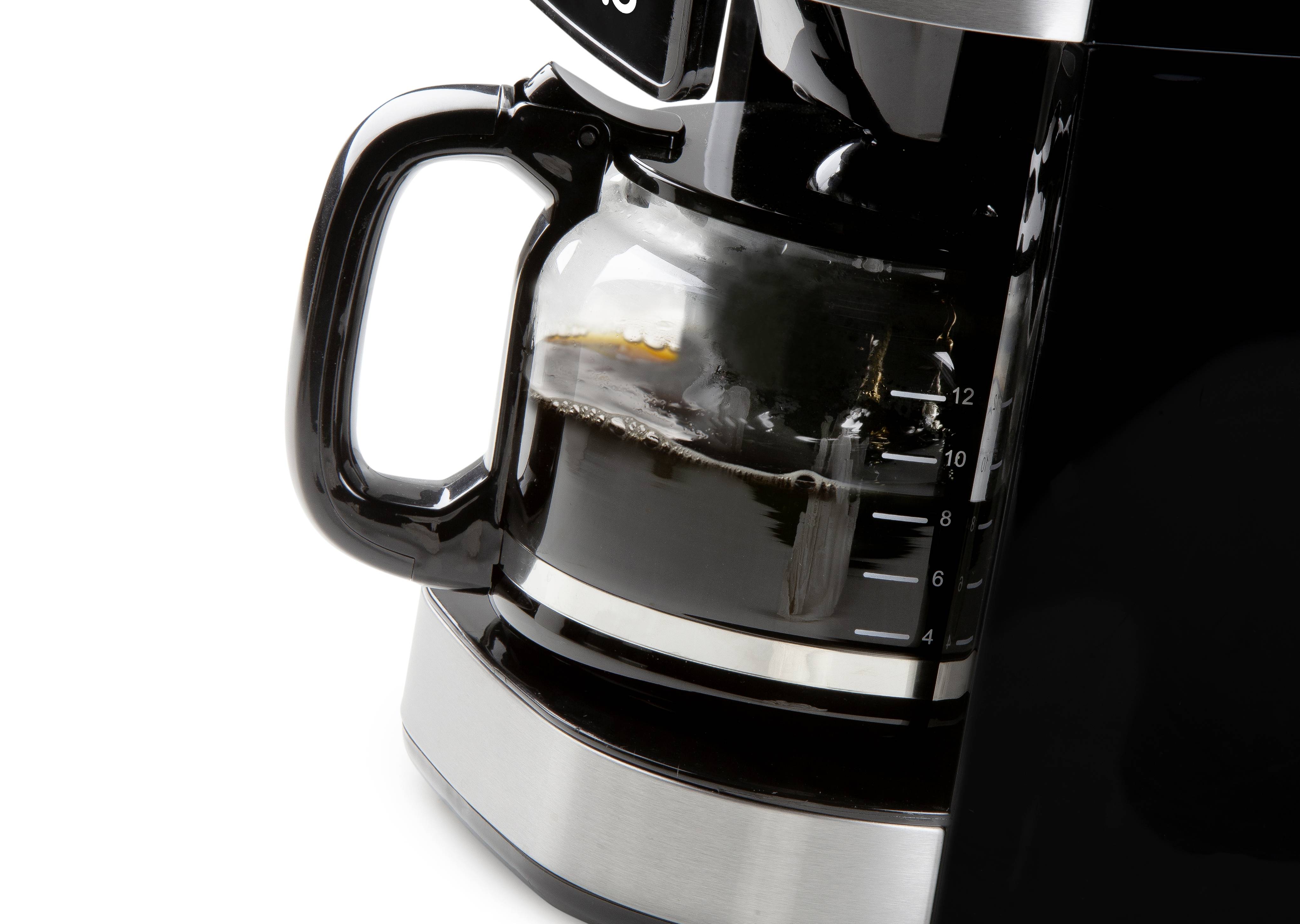 Kaffeemaschine mit halbvollen Glaskanne, schwarze Basis und sichtbarer Kaffeestandanzeige, vor weißem Hintergrund.
