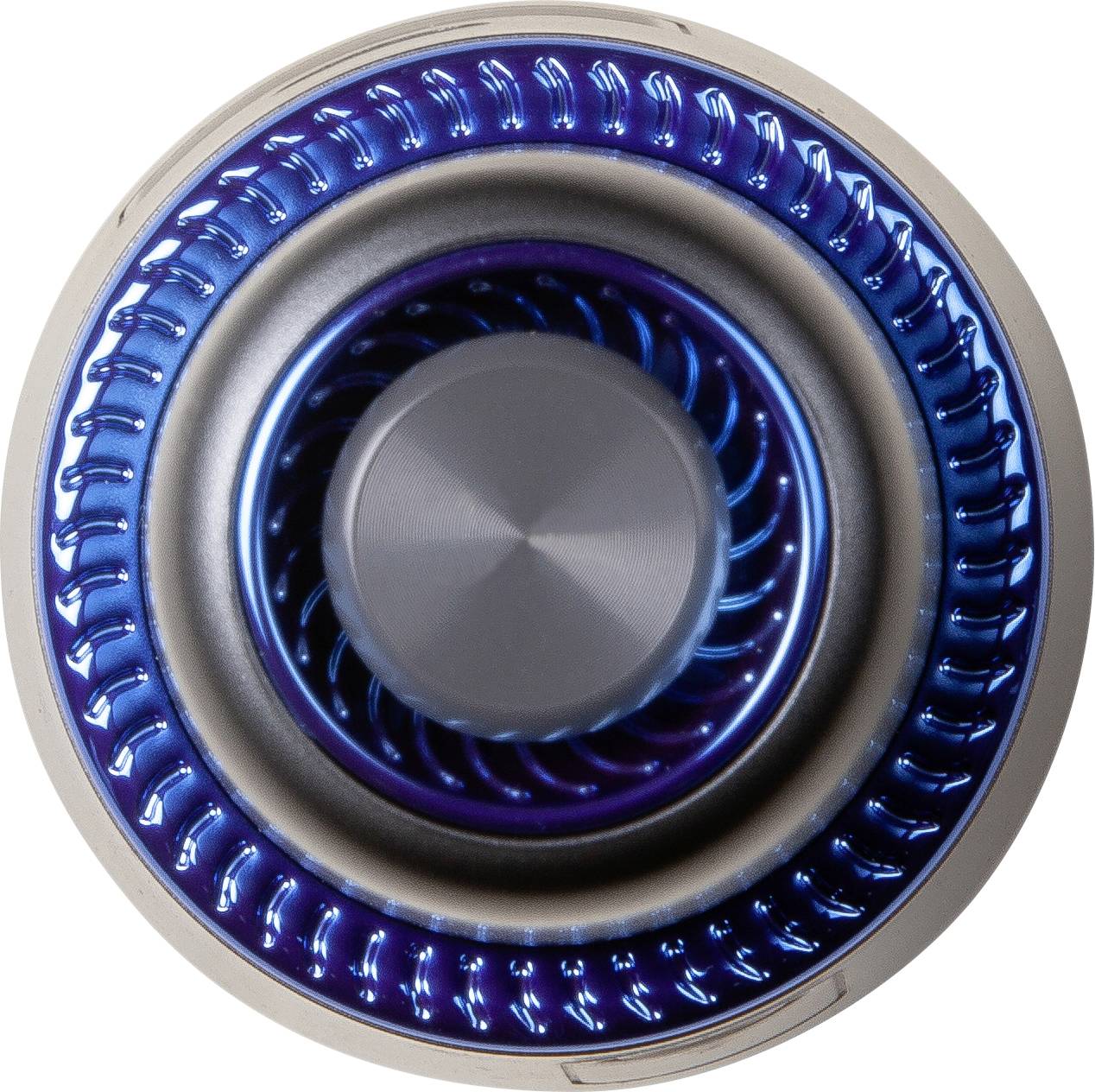 Ein blaues und silbernes, kreisförmiges, mechanisch anmutendes Objekt. Es könnte Bestandteil eines technischen Geräts sein.