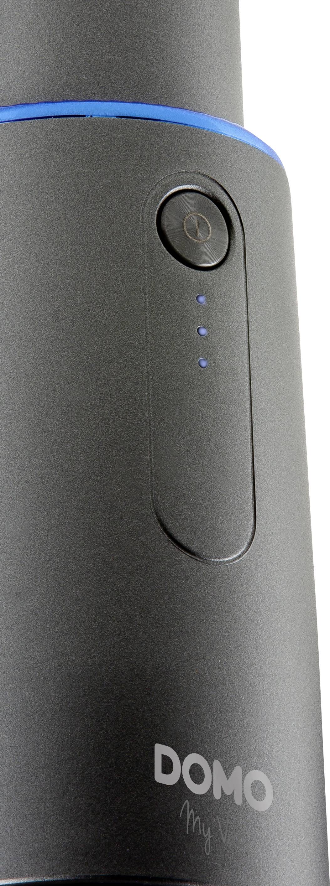 Ein schwarzes Gerät mit vertikalem Streifen und blauer Beleuchtung. Es hat ein Rundknopf und drei Kontrollleuchten. Darauf steht 'DOMO'.